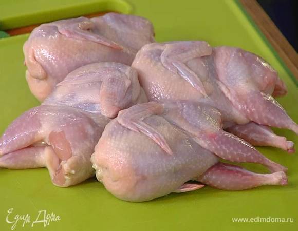 Тушки перепелок вымыть, обсушить, слегка посолить и поперчить.