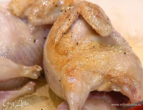 Разогреть в сковороде 2 ст. ложки оливкового масла и обжарить перепелок со всех сторон до золотистого цвета, затем влить вино и дать алкоголю выпариться.