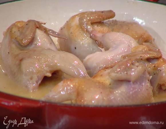 Влить к перепелкам бульон, накрыть крышкой и томить на огне 20 минут, затем перепелок вынуть, сохранив бульон.