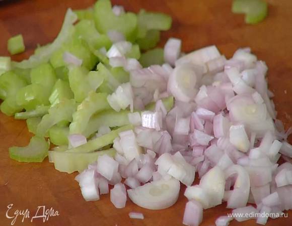 Шалот почистить и мелко порезать.