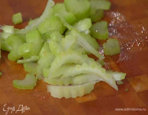 Сельдерей тонко нарезать.