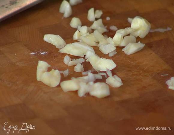 Чеснок почистить и мелко порубить.