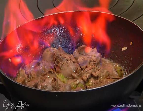 Разогреть в отдельной сковороде оставшееся масло, выложить шалот, сельдерей, чеснок и куриную печень, посолить и обжарить, затем влить коньяк и портвейн, дать алкоголю выпариться и обжаривать все до готовности печени.