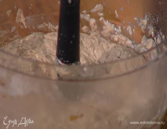 Мясо перепелок отделить от косточек и выложить в чашу блендера, добавить обжаренную печень вместе с соусом и овощами и все измельчить, затем влить 3‒4 ст. ложки бульона, в котором томились перепелки, и взбить еще немного.