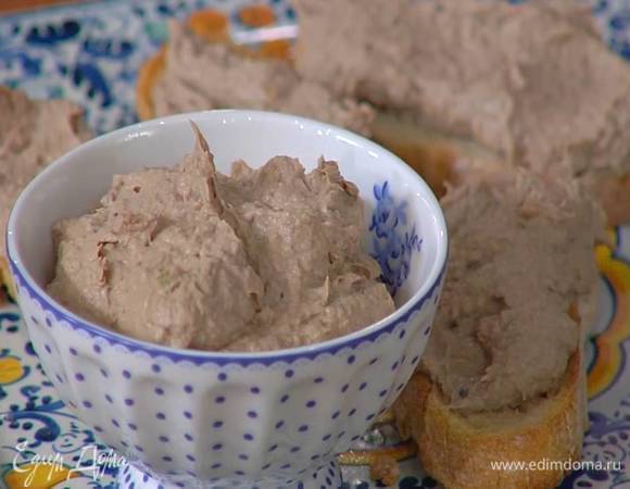 Чиабатту нарезать ломтиками и подсушить в тостере, затем смазать паштетом и украсить листьями петрушки.
