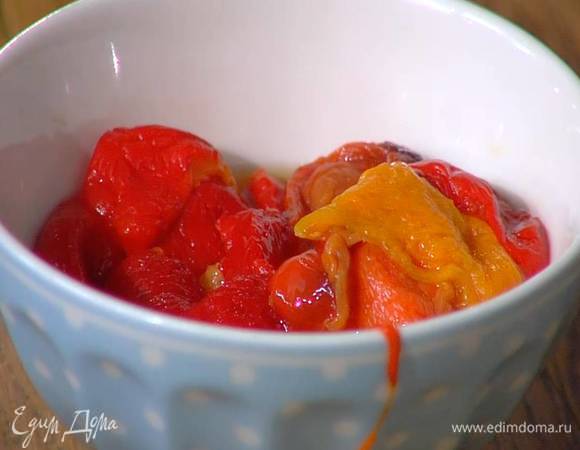 Сладкий перец запечь в разогретой духовке и несколько минут подержать в плотно закрытой крышкой кастрюле, затем, удалив кожицу и плодоножку с семенами, разделить мякоть на кусочки.