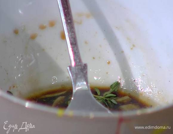 Приготовить заправку: мусковадо перемешать с бальзамическим уксусом, оливковым маслом и 1 ст. ложкой кипяченой воды, так чтобы сахар растворился, затем добавить чеснок, листья тимьяна, посолить, поперчить и еще раз перемешать.