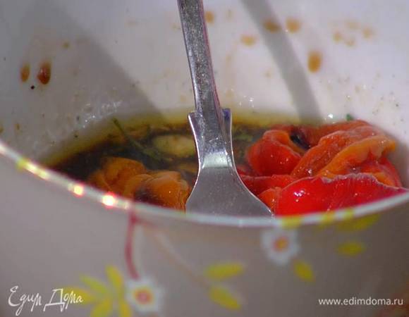 Кусочки запеченного перца выложить в заправку и все перемешать.