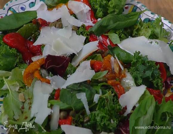 Козий сыр нарезать тонкими хлопьями (можно воспользоваться овощечисткой) и украсить салат.