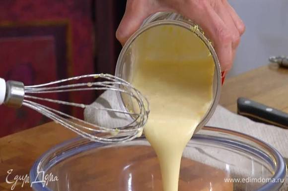 Сахар всыпать в стакан для взбивания (1 ст. ложку оставить), добавить яйца, цедру лимона и взбить все блендером с насадкой-венчиком в пышную, воздушную массу.