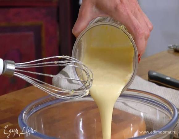 Сахар всыпать в стакан для взбивания (1 ст. ложку оставить), добавить яйца, цедру лимона и взбить все блендером с насадкой-венчиком в пышную, воздушную массу.