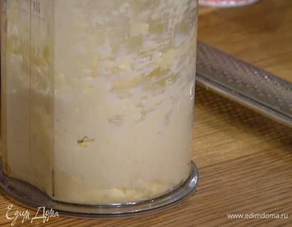 Оставшийся сахар соединить с 80 г предварительно размягченного сливочного масла и взбить блендером с насадкой-венчиком.