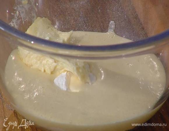 Муку перемешать с разрыхлителем и солью, влить яично-сахарную смесь, добавить взбитое масло с сахаром и вымешать тесто, а затем дать ему отдохнуть минут 15‒20.