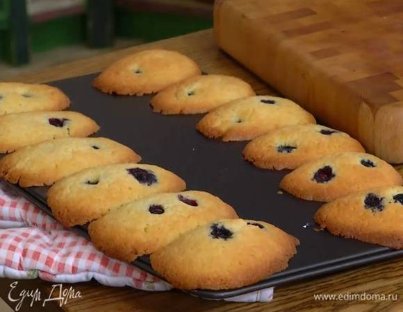 Понизить температуру до 170° С и выпекать пирожные 14‒16 минут в зависимости от мощности духовки.