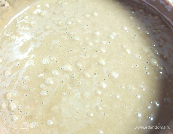 Вливаем в чашу мультиварки, смазанную сливочным маслом. Выставляем режим «Выпечка», время 55 минут. 