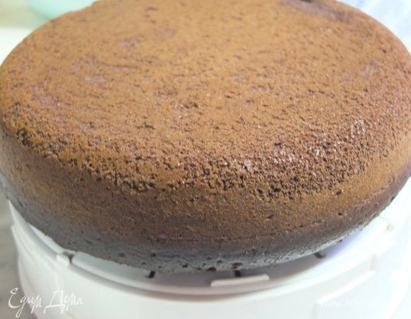 Готовый бисквит вытаскиваем  с помощью чаши-пароварки. Полностью остужаем. 