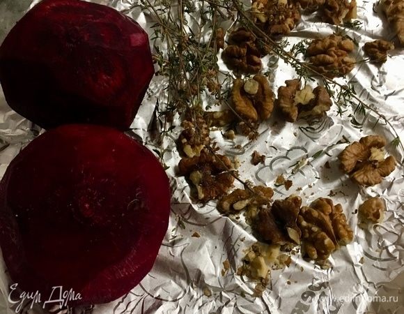 Для данного завтрака нам понадобятся 2 среднего размера свеклы. Сначала почистим обе штуки. А одну из них будем запекать до готовности. Для этого порежем ее ровненькими кружочками.  Разогреем духовку до 200°С.