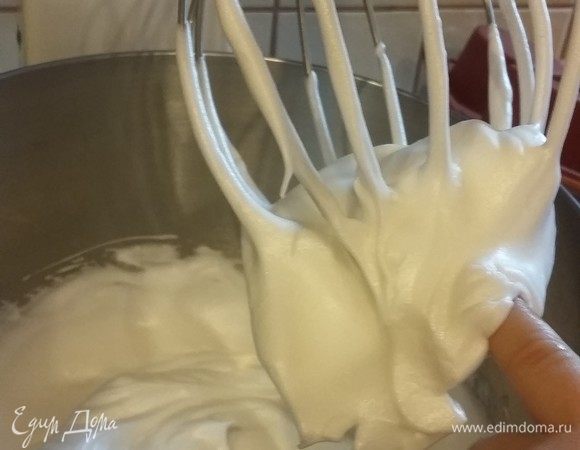 Чтобы получить воздушность, нужно взбить белки. Отделяем желтки от белков и последние взбиваем в крепкую пену. Добавляем сахар и ваниль (можно заменить ванильным экстрактом) и взбиваем до устойчивых пиков.