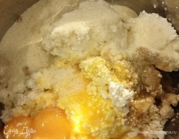 В отдельной таре собираем остальные ингредиенты: творог (можно и 2%, и 5%, но я всегда беру 9), желтки от яиц, манку, сливки. Все пробиваем блендером до однородности.