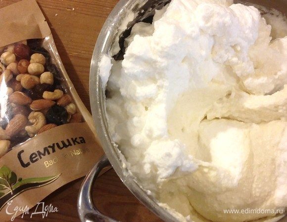 Для вкуса и красоты в творожную массу нужно добавить изюм и орешки. Все это есть в одной пачке ТМ «Семушка». Отделяем изюм и орешки.