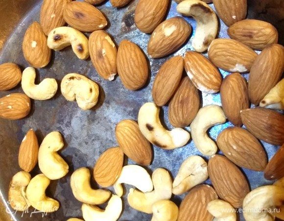 Для большего аромата слегка обжариваем орехи на сухой скороводе и измельчаем.