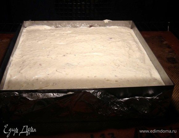 Выкладываем массу в форму и отправляем в разогретую духовку на 170°С на 40–50 минут до образования красивой корочки. Готовую запеканку обязательно оставить на час-полтора при открытой дверце остывать.