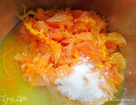 Апельсин (у меня красный) и лимон очистить от междольковых перегородок. Сок цитрусовых и мякоть складываем в кастрюльку, добавляем сахар и цедру, ставим на средний огонь до растворения сахара, периодически помешиваем.
