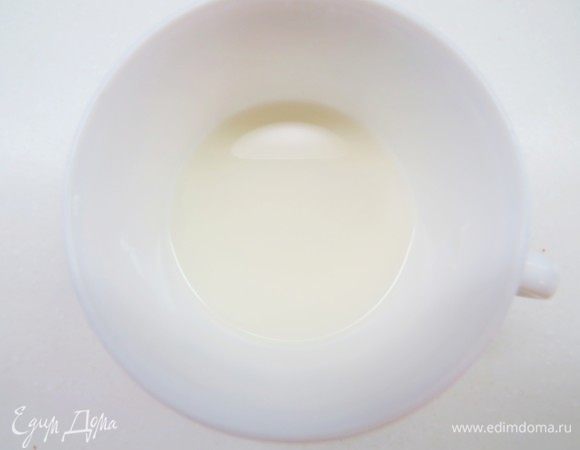 Крахмал развести в небольшом количестве холодной воды.
