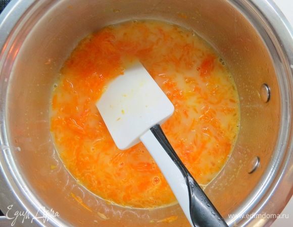 Тонкой струйкой влить в цитрусовый сироп, постоянно помешивая. Варить до загустения.
