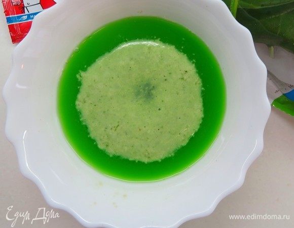 Спустя 5–10 минут образуется такая вот пенная дрожжевая шапочка.
