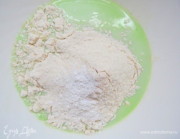 В эту смесь добавляем молоко, муку, размешанную с разрыхлителем, и хорошо перемешиваем. Оставляем на 20 минут.
