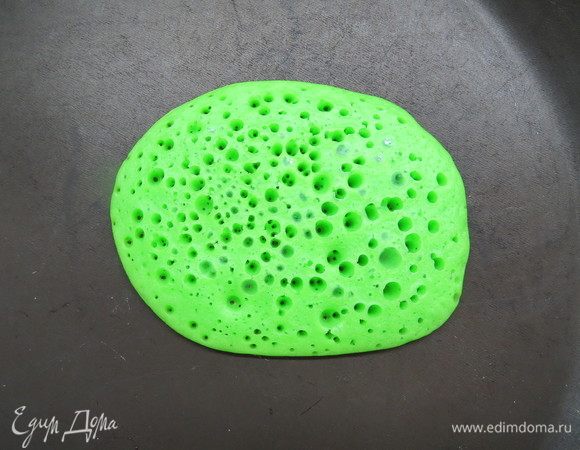 Выпекать блины на антипригарной сковородке только с одной стороны. Выливаем небольшой половник с тестом на середину сковороды, тесто само чуть-чуть растекается, и получается блин. Признак готовности блина — полностью подсохший (без влажных пятен) верхний слой.
