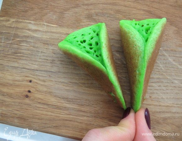 Горячий блинчик кладем на разделочную доску и защипываем с одного края на несколько секунд. Таким образом защипываем все блинчики.
