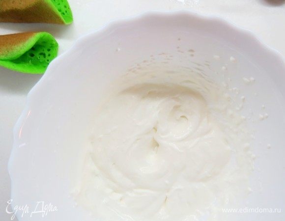 Для творожного-сливочного крема взбиваем до устойчивых пиков охлажденные сливки с пудрой.
