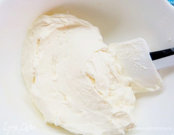Ко взбитым сливкам подмешиваем пастообразный или протертый через сито творог, вымешиваем до однородности. 1/3 крема откладываем, он нам нужен для того, чтобы сделать кремовые цветочки.
