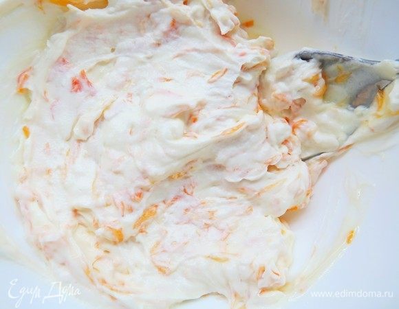 В оставшееся 2/3 крема добавляем цитрусовое конфи (я добавила 50 г), перемешиваем до однородности.
