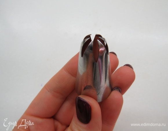 В отложенную 1/3 часть творожно-сливочного крема добавляем краситель (по желанию), помещаем в кулинарный мешок и отсаживаем крем в виде цветов. Для этого хорошо использовать насадки типа «звезда» (открытая звезда 1М, закрытая звезда 2D). Я брала насадку Wilton 2D.
