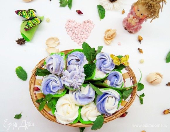 Я сложила блинчики в корзиночку и украсила листьями мяты. Получилось очень по-весеннему.
Отличный вариант праздничного завтрака, а заодно и сюрприз для любимого человека.