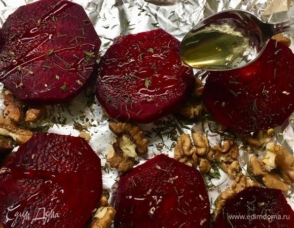 На фольгу для запекания выложим горсть половинок грецких орехов. На орехи — кружочки свеклы. Свежемолотый перец и горсть сухого ароматного тимьяна. Равномерно распределить по чайной ложке меда и бальзамического уксуса. Таким образом мы создаем свекле правильную среду: сладко-кислую и при этом ароматную! Закрываем карман из фольги и запекаем свеклу около часа в духовке. Я сделала это с вечера.