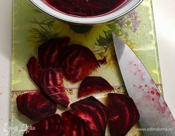 Вторую свеклу необходимо нарезать очень тонкими слайсами и поместить в холодную воду, чтобы она не потеряла цвет в то время, пока готовим заправку. Для заправки просто в отдельной мисочке соединить оливковое масло, винный уксус, соль и свежемолотый перец.