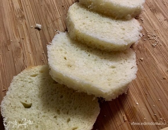 Теперь хлебушек. Нарезать как вам больше нравится. Мне вот такие кругляши и подсушить в духовке до золотистого цвета.