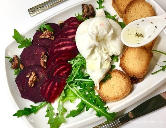 Буррату можно рвать руками на волокна! Да на греночку! вместе с двумя видами свеклы: запеченная свеколка сладкая, а маринованная — сладко-кисленькая! Буррата нежнейшая, сливочная, прекрасно оттеняет всю радугу вкусов!