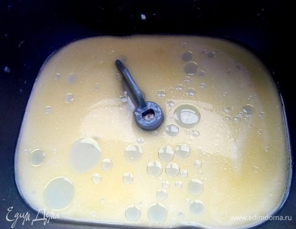 Тесто будет замешано в х/п. Налить молоко, размешанное со сметаной и маслом.