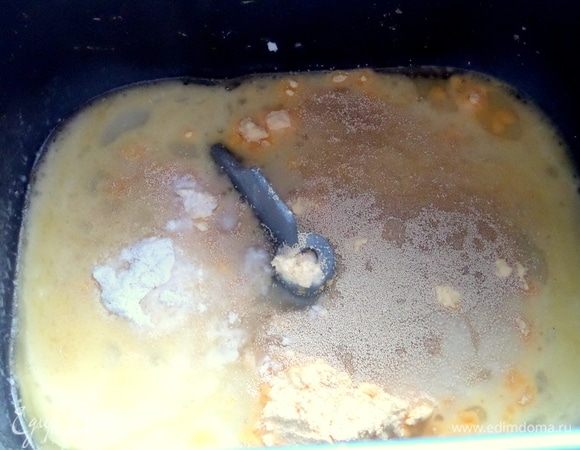 Добавить дрожжи, сахарную пудру, разрыхлитель, соду, соль и ваниль.