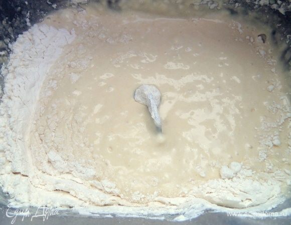 Сам замес длится полчаса, затем час тесто поднимается в тепле.