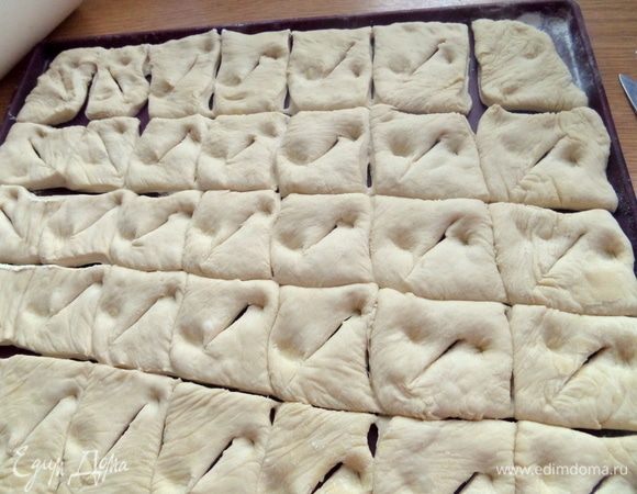 В центре каждого квадрата сделать ножом разрез.