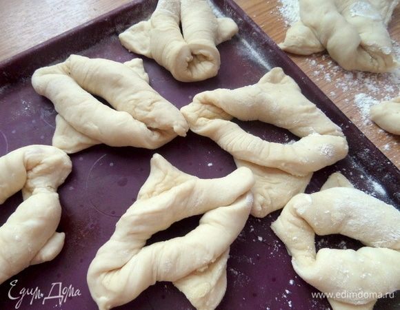 Продеть 2 уголка сквозь разрез и вывернуть.