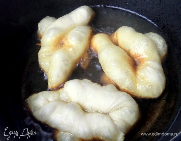 Раскалить масло в кастрюльке с толстым дном и опускать партиями заготовки.