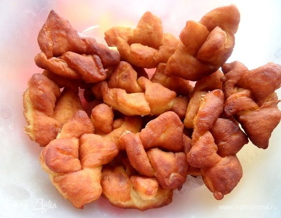 Вынимать на салфетку, потом складывать в миску.