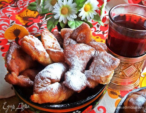 Посыпать обильно пудрой.